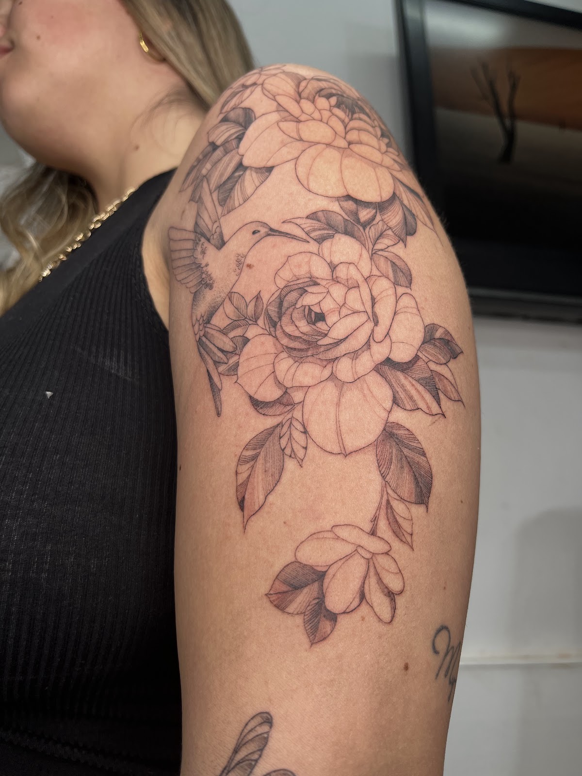 Tatuaje floral de línea fina realizado en Arista Tattoo Studio