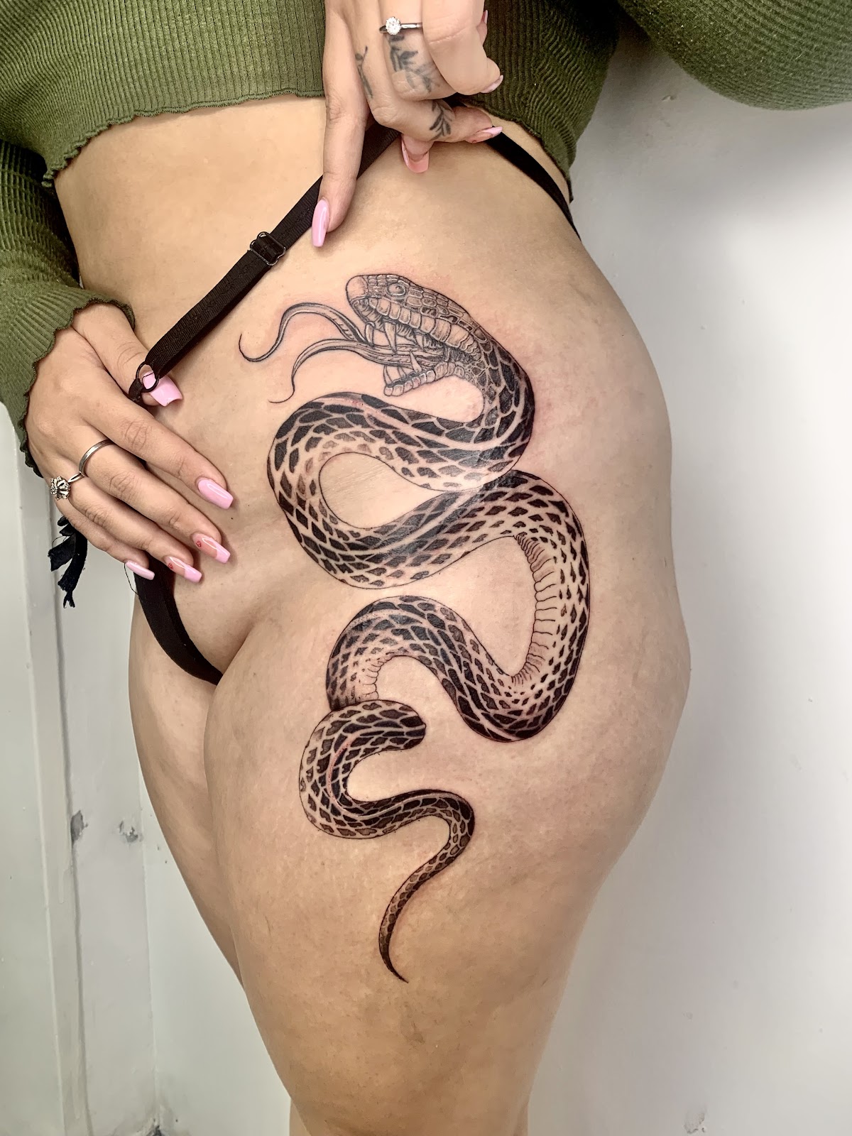 Tatuaje de serpiente en cadera, Arista Tattoo Studio